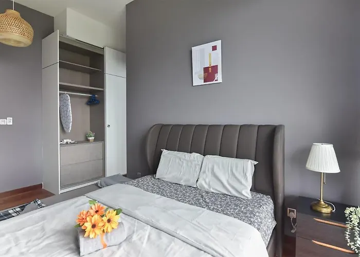 A Stylish & Comfy 2Br Klgcc Apt Free Parking