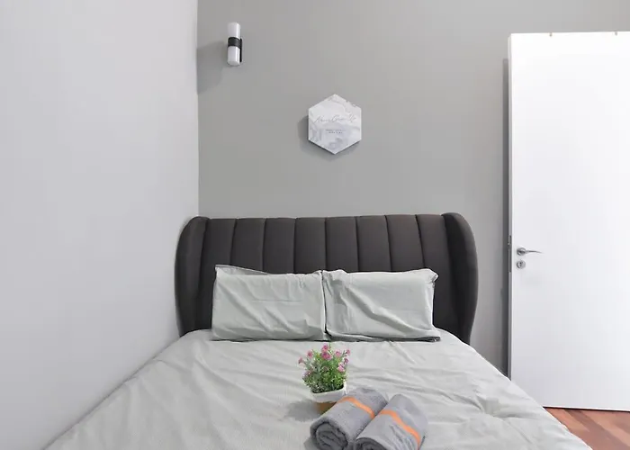 A Stylish & Comfy 2Br Klgcc Apt Free Parking
